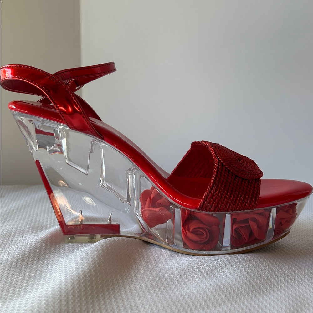 Lucite Red Women's Size 7.5 Strap Size Buckle Roses in Clear Heels Sandals Shoes - Picture 6 of 10